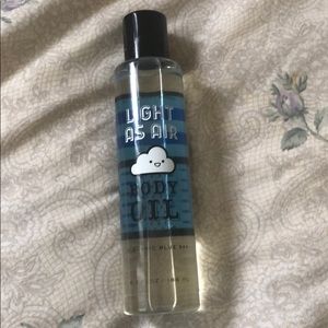 Bath and Body Works Light as Air Body Oil New!